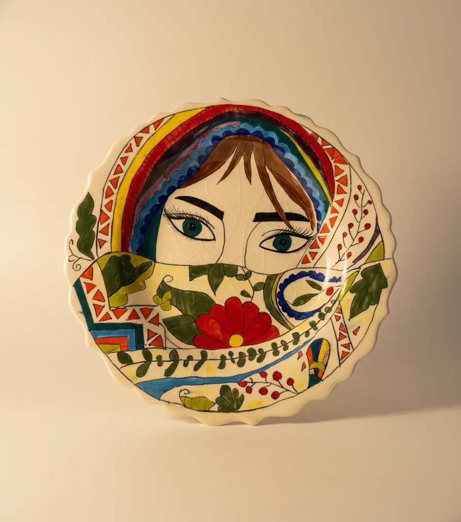 Dekoratif Çini Tabak - Gizemli Kız Desenli El Boyaması Duvar Tabağı