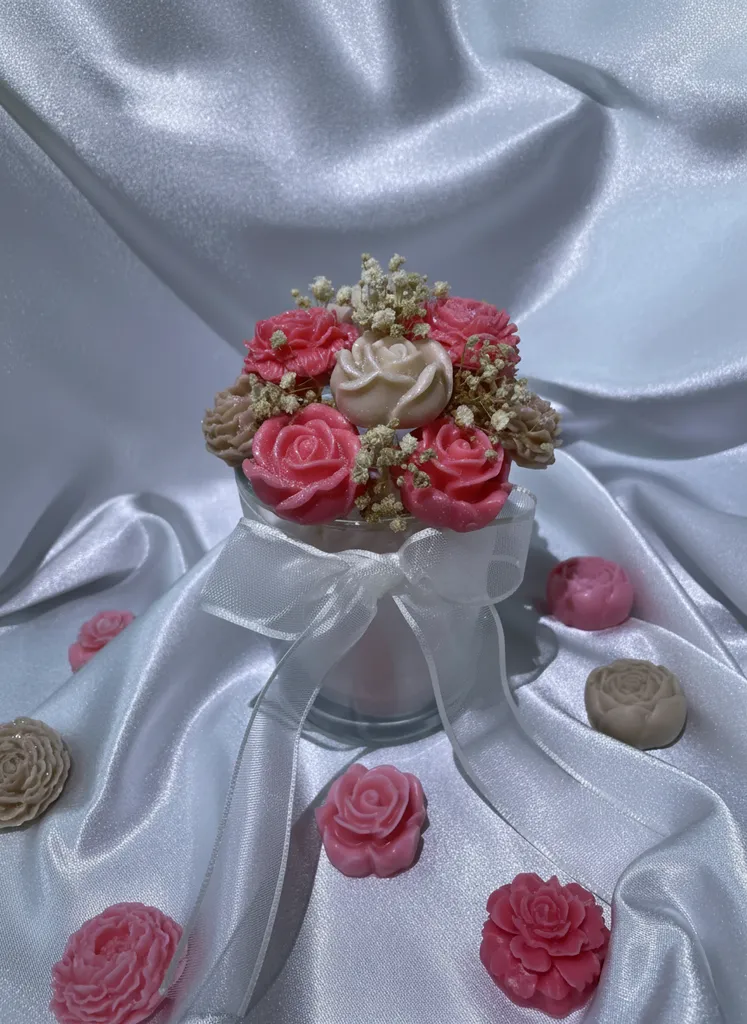 Soy Wax Pink Rose Bouquet Candle - Decorative Flower Arrangement