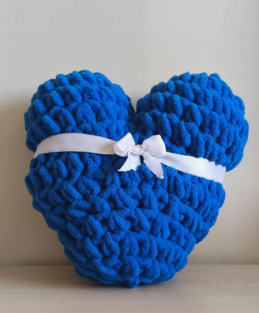 Mavi Örgü Kalp Yastık - Dekoratif ve Yumuşak El Emeği