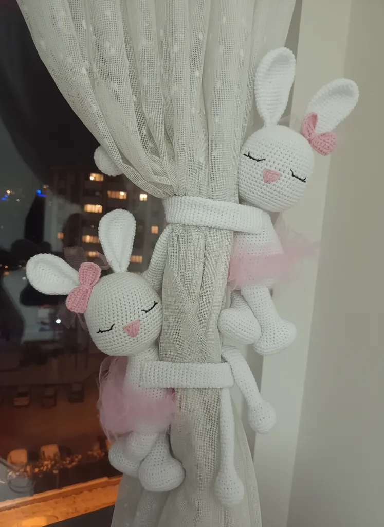 Beyaz Örgü Tavşan Amigurumi Oyuncak Perde Tutucu - El Yapımı