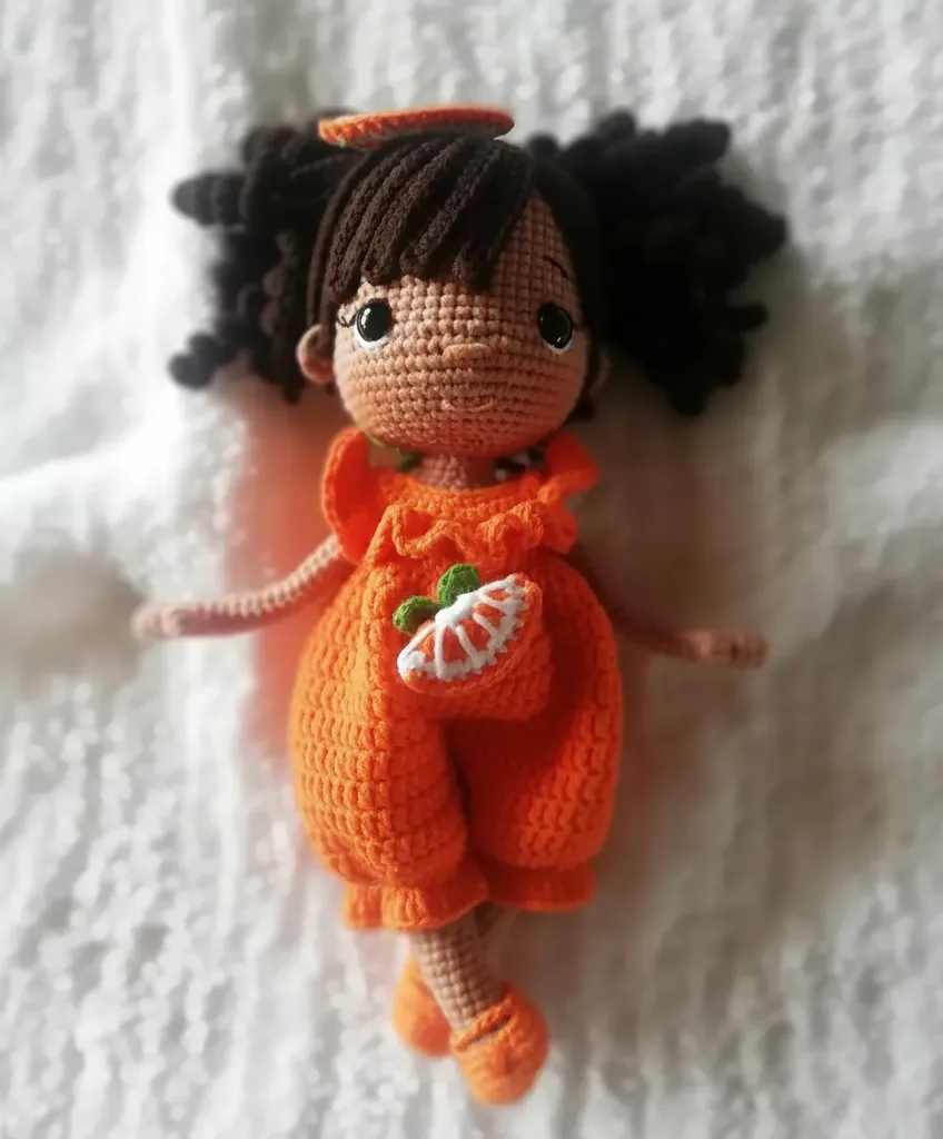 Turuncu Örgü Elbiseli Esmer Bebek Amigurumi Oyuncak Bebek - El Yapımı