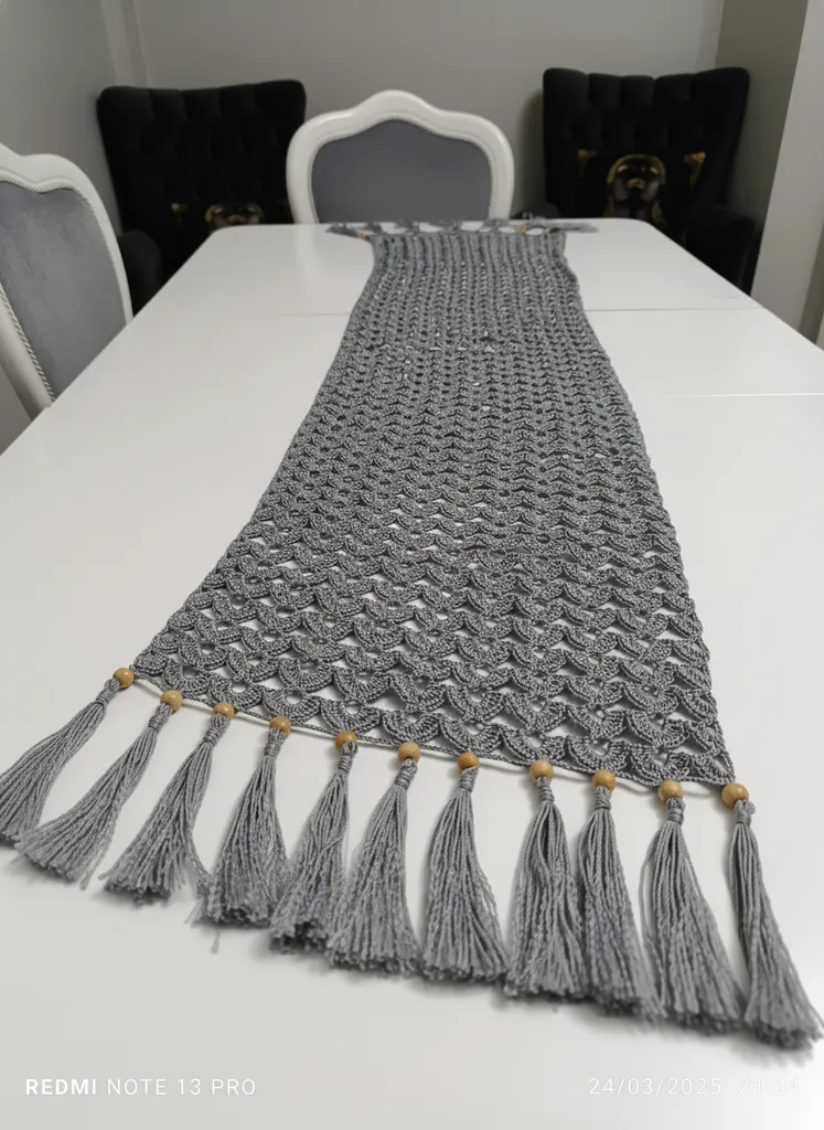 Gri Renkli Pamuk İpten Örme Püsküllü Boncuklu Runner - El Emeği