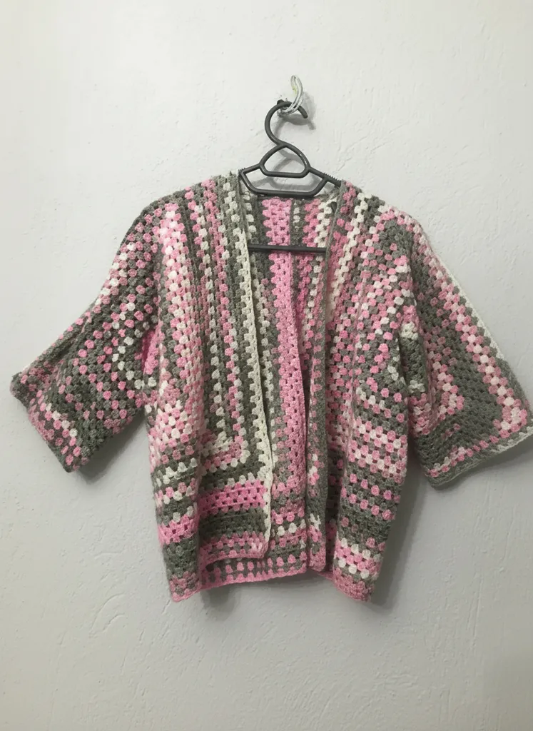 Pembe Gri Altıgen Örgü Hırka - Kız Çocukları İçin El Emeği