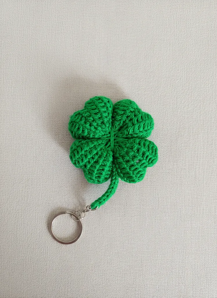 Yeşil Örgü Yonca Anahtarlık - Nako İplik ile El Emeği