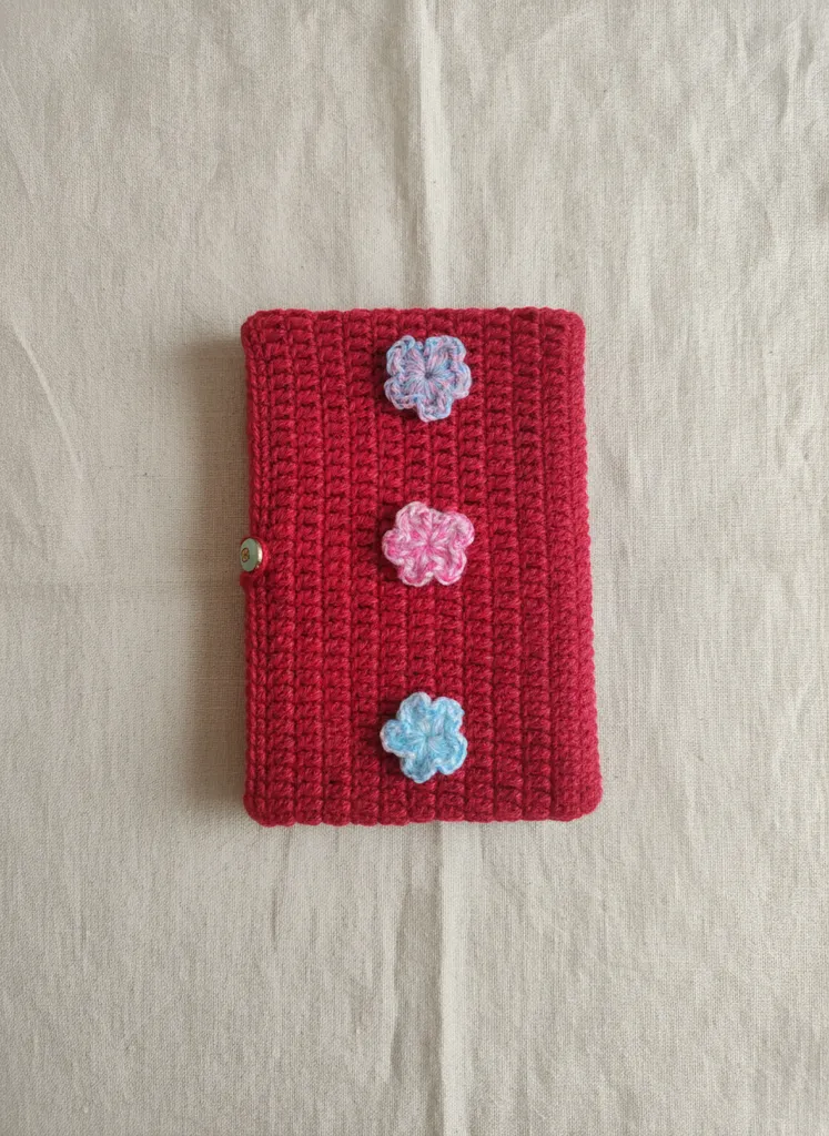 Kırmızı Örgü Kitap Kılıfı - Düğmeli ve Çiçek Detaylı - El Emeği