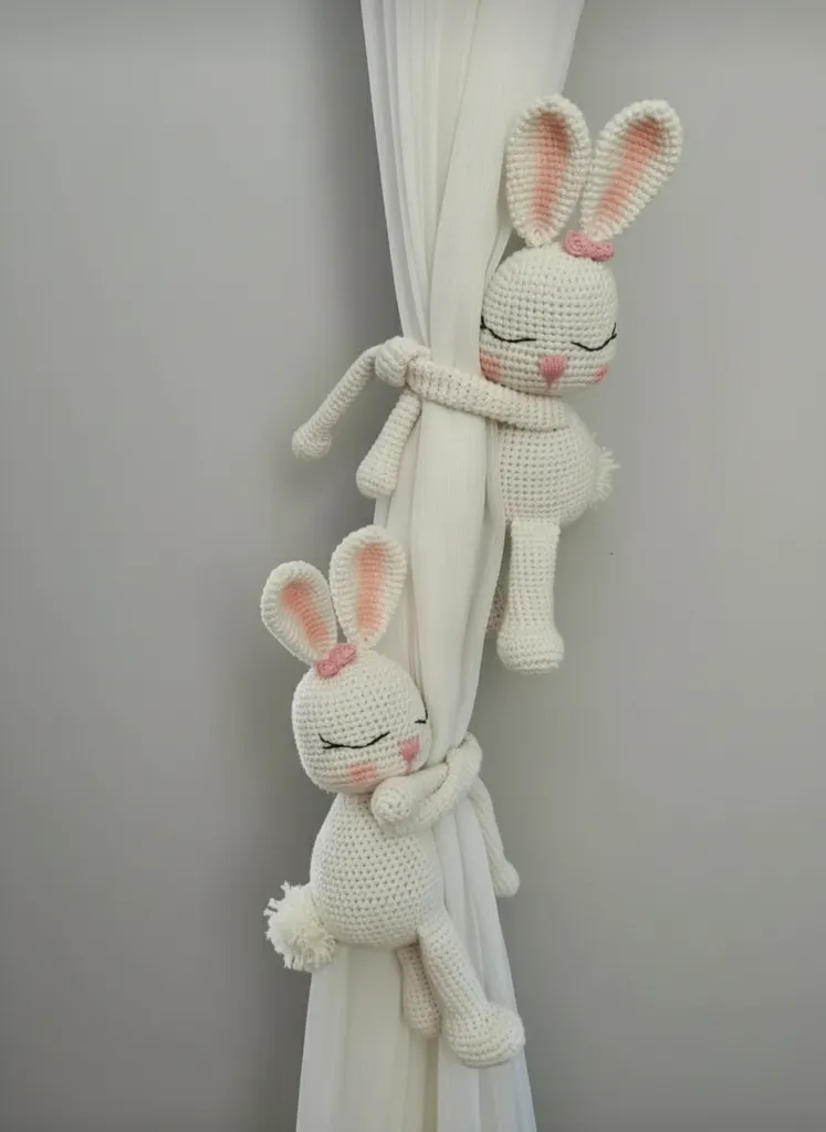 Beyaz Amigurumi Tavşan Perde Tutucu - El Yapımı Dekoratif Aksesuar
