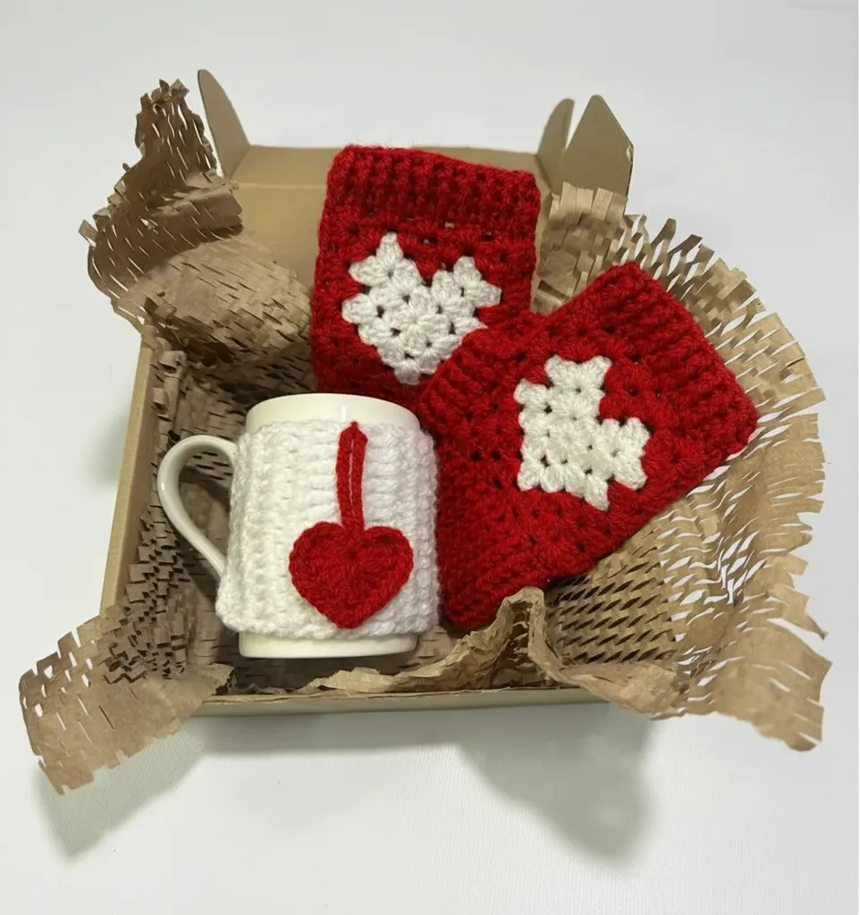 Kırmızı Beyaz Kalp Desenli Örgü Hediye Seti (Bardak Kılıfı ve Altlık)