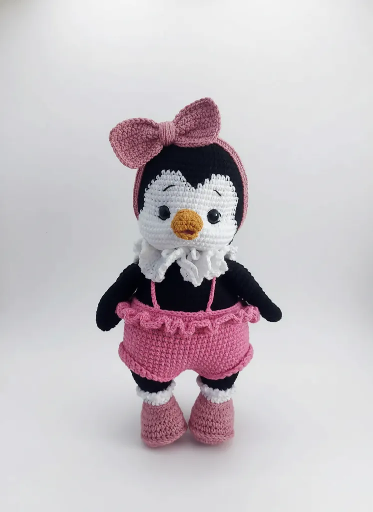 Örgü Pembe Tulumlu Penguen Bebek Oyuncak - Amigurumi El Emeği