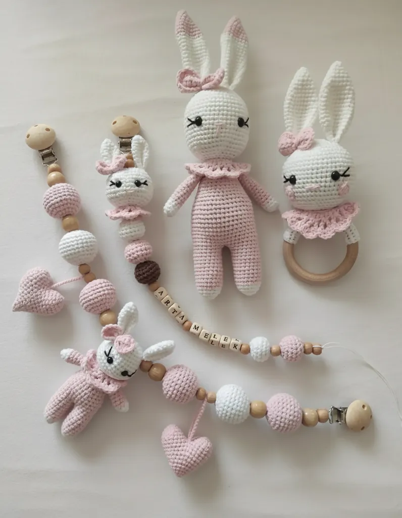 Pembe Tavşan Amigurumi Bebek Seti: Puset Askısı, Emzik Zinciri ve Çıngırak