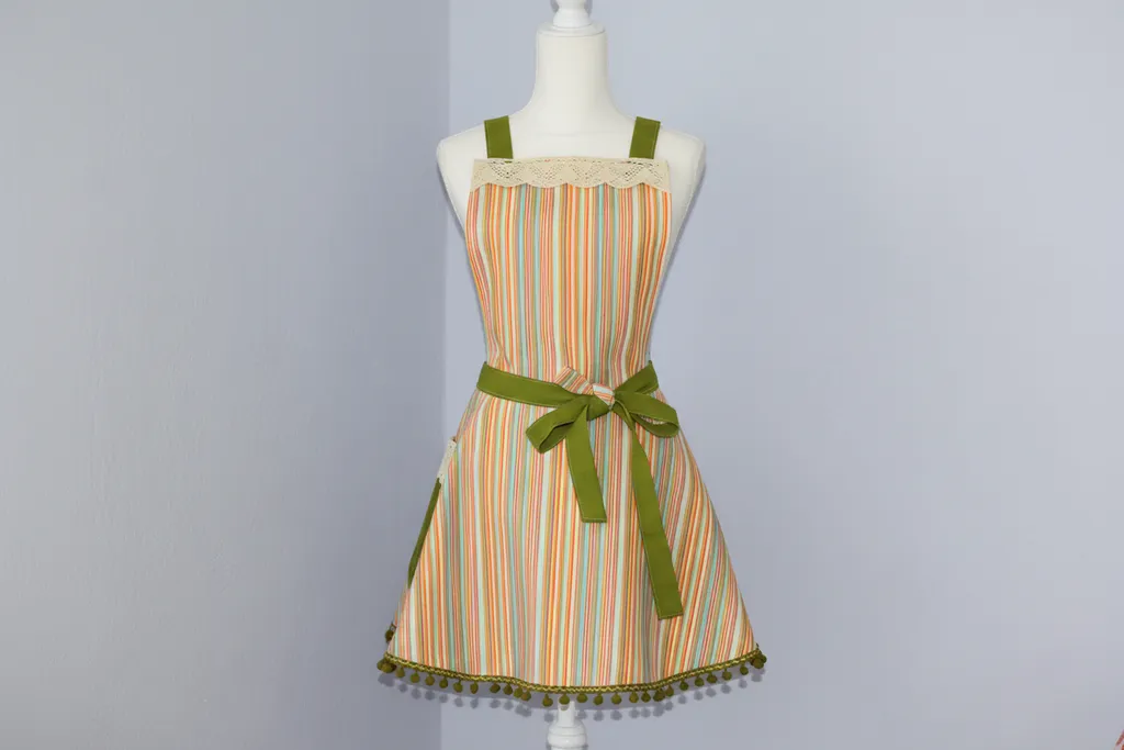 Çizgili Keten Mutfak Önlüğü - Ponpon ve Dantel Detaylı, El Yapımı