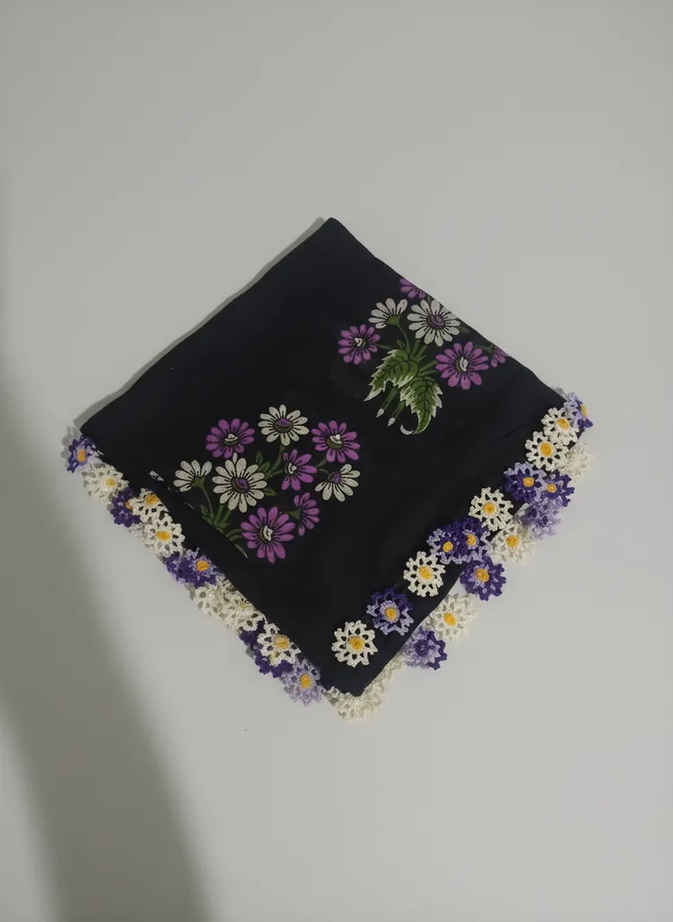 Desenli Antika Yazma - El İşi Oyalı Siyah Başörtüsü (90x90 cm)