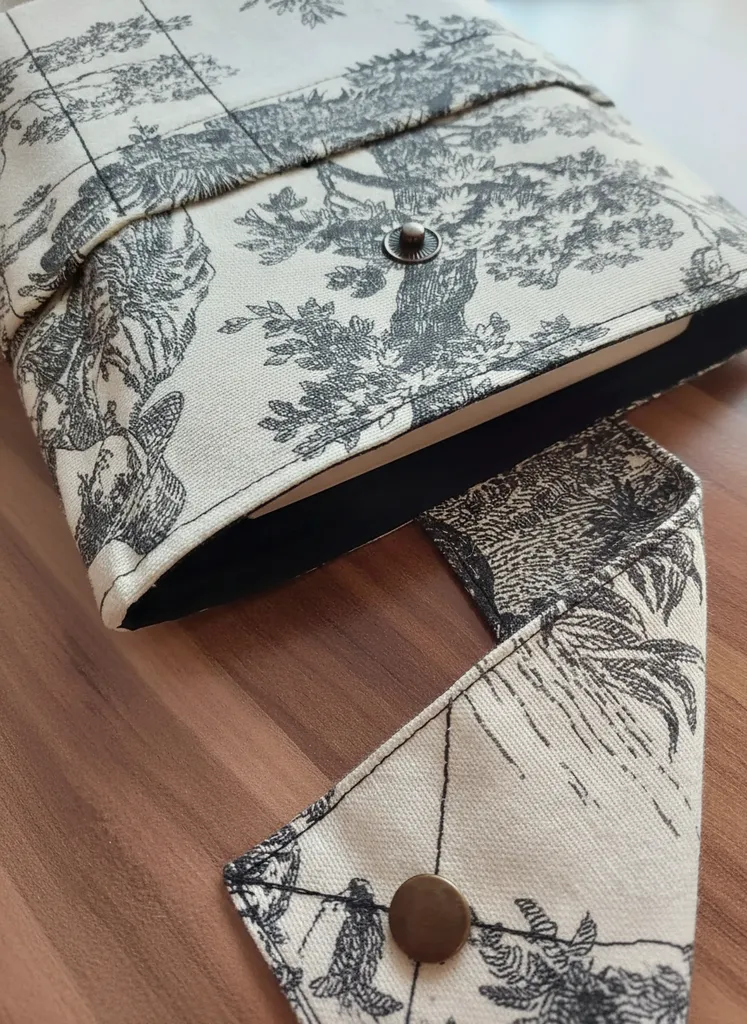 Toile De Jouy Desenli Poplin Kitap Kılıfı - Siyah ve Krem Renkli