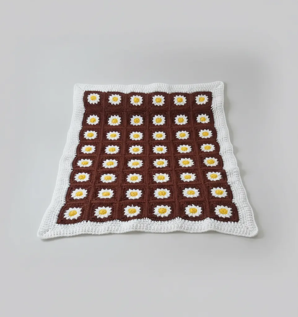 Kahverengi ve Beyaz Papatya Desenli Örgü Bebek Battaniyesi - El Emeği