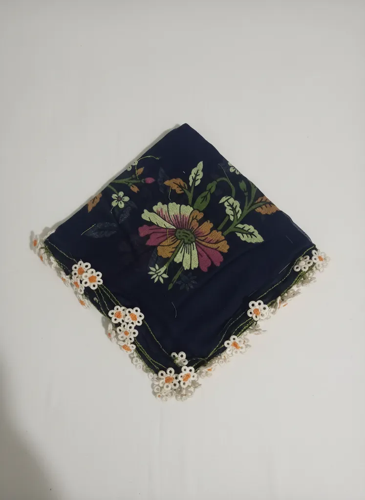 Desenli Yazma - Lacivert Zemin Üzeri Çiçek Motifli, El Emeği Kenar Oyası