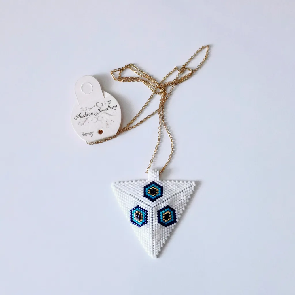 Beyaz Üçgen Formlu Nazar Boncuklu Miyuki Boncuk Kolye