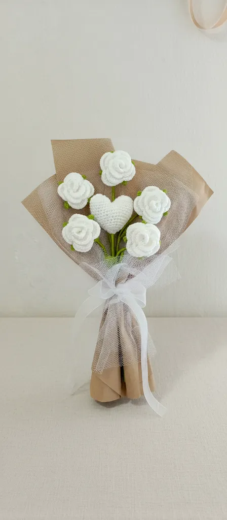 Beyaz Örgü Gül ve Kalp Buketi - Özel Tasarım Hediye