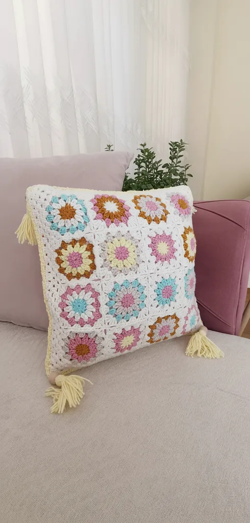 Çiçek Motifli Örgü Kırlent - Pamuk İplikten El Emeği