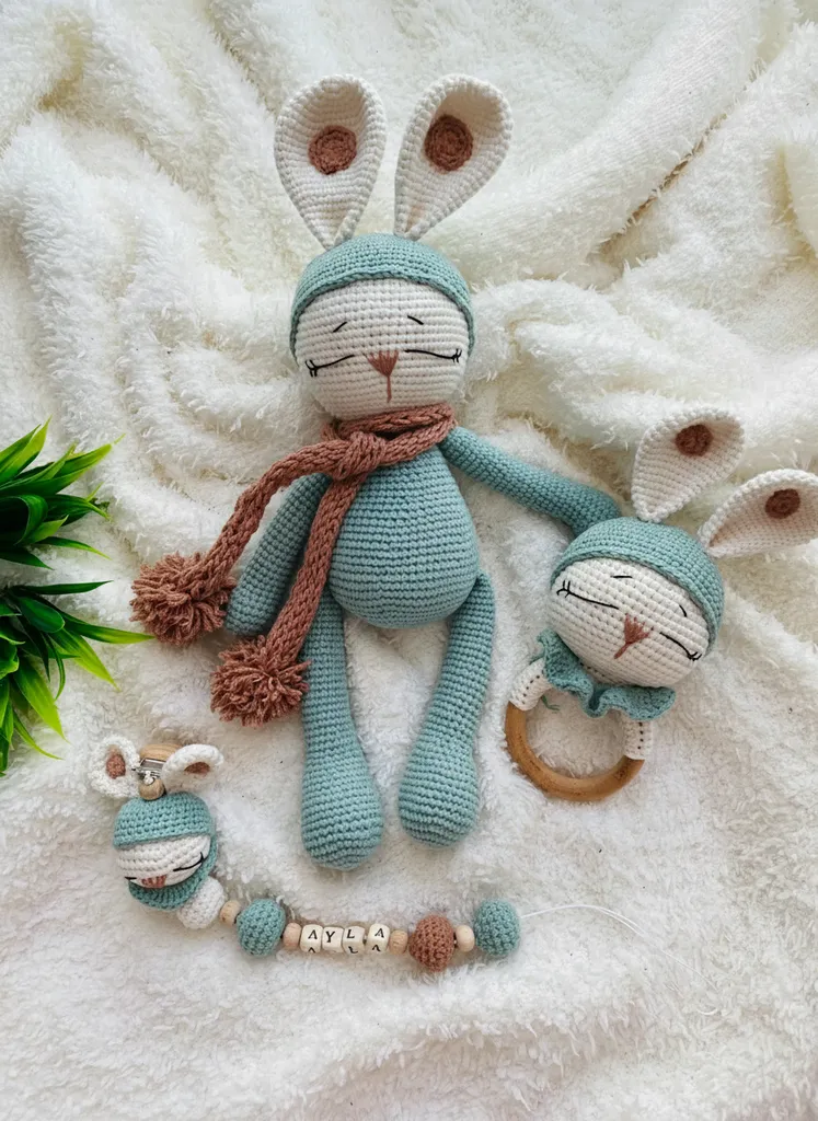 Mavi Amigurumi Uykucu Tavşan Bebek Oyuncak Seti - 3 Parça