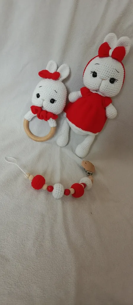 Amigurumi Oyuncak Seti - Kırmızı Elbiseli Tavşan ve Çıngırak 3'lü