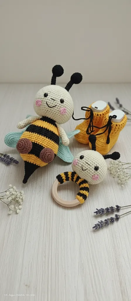 Amigurumi Örgü Bal Arısı Oyuncak Bebek Çıngırak ve Patik 3'lü Set