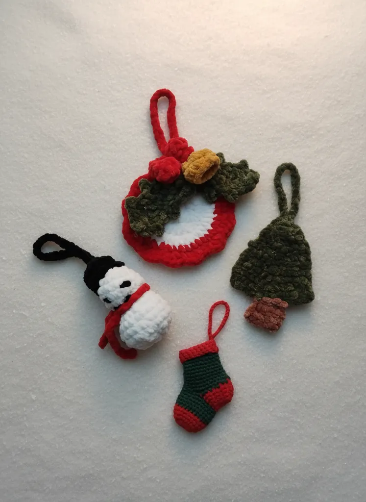 Kadife İp ve Amigurumi İpi Örülmüş Yeni Yıl Ağaç Süsleri Seti