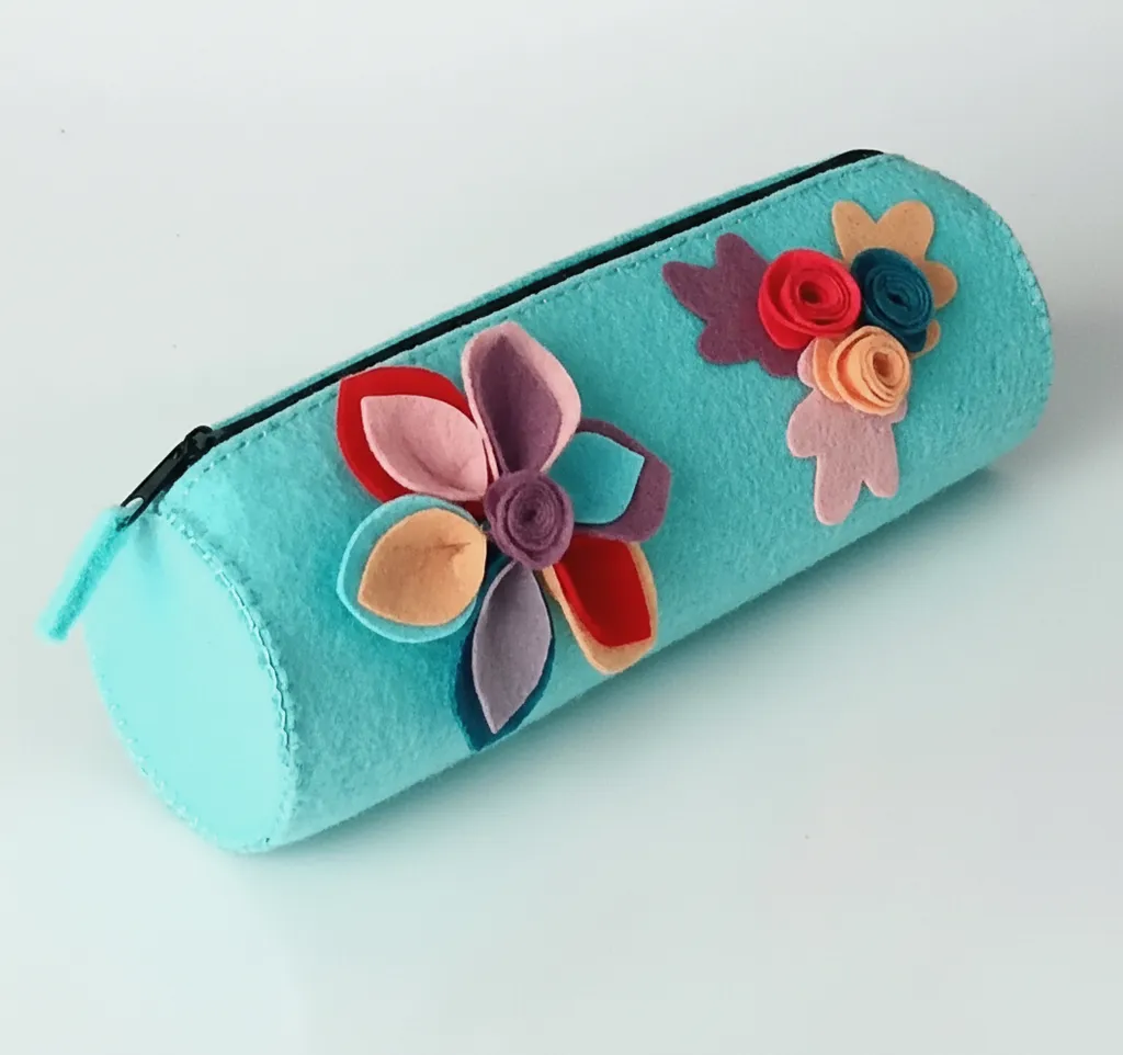Turkuaz Keçe Kalem Kutusu - Rengarenk Çiçek Detaylı, El Yapımı