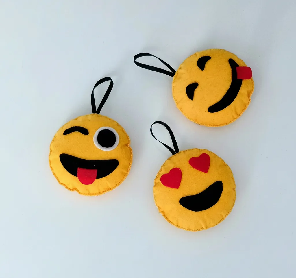 Sarı Keçeden Yapılmış Farklı İfadelerdeki Emoji Anahtarlık Seti