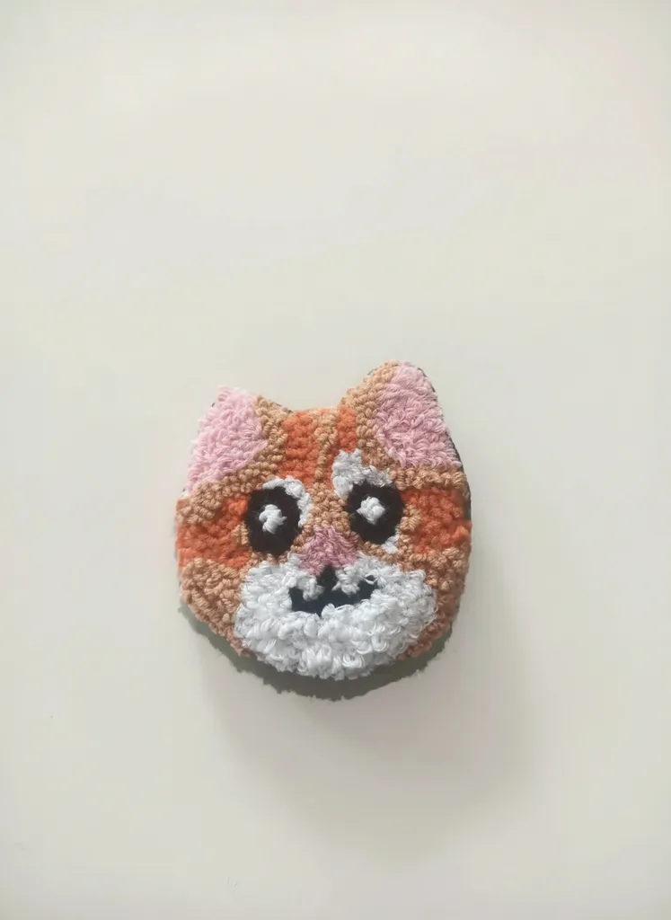 Örme Kedi Motifli Broş - Turuncu ve Pembe Tonlarında Sevimli El İşi