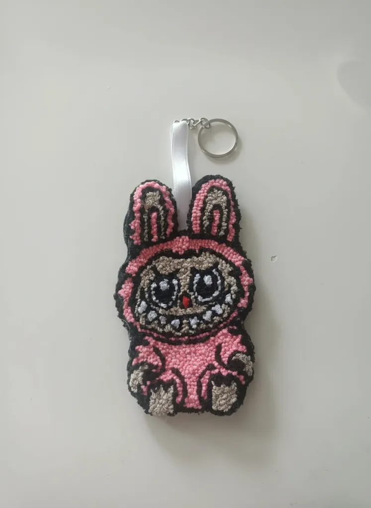 Pembe Tüylü Canavar Anahtarlık - Punch Nakışı El Yapımı