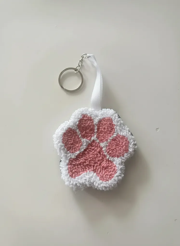 Pembe Beyaz Ponponlu Pati Desenli Anahtarlık - El Yapımı