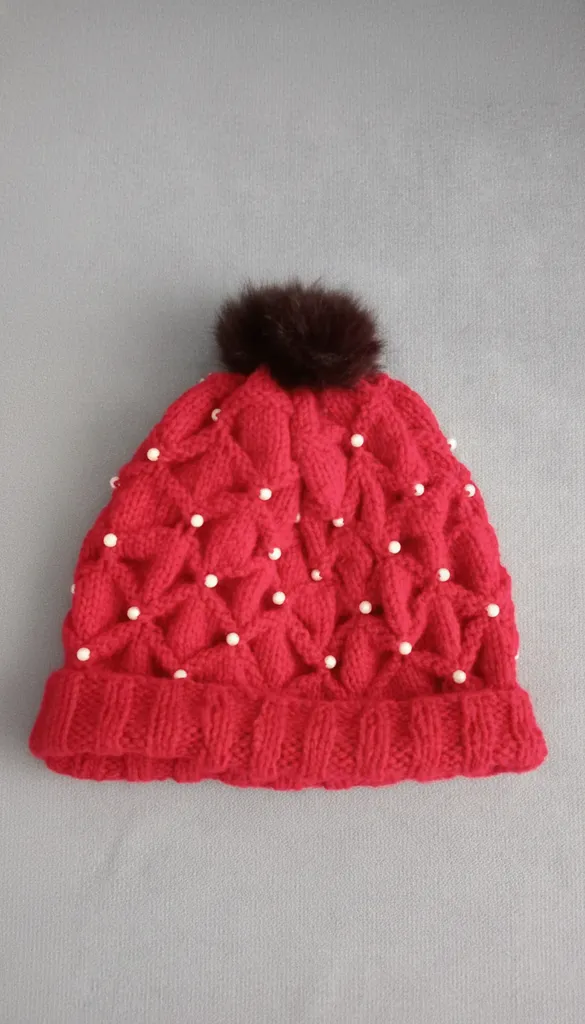 Kırmızı Örgü Desenli İnci Detaylı Ponponlu Kışlık Bere Şapka