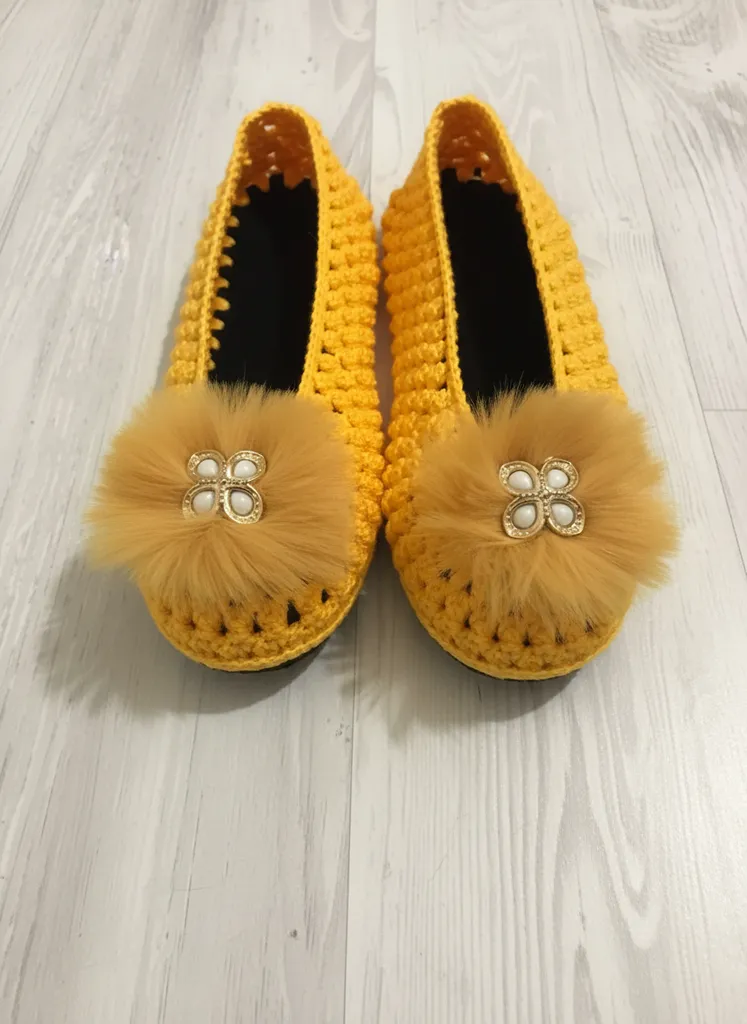 Sarı Renkli Ponpon Detaylı Örgü Babet Ev Terliği - El Emeği