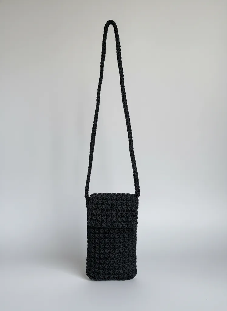 Siyah Örgü Mini Telefon Çantası - Omuz Askılı ve El Yapımı