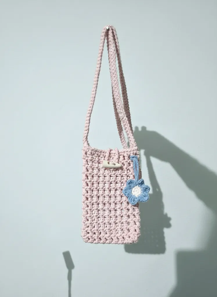 Pembe Örgü File Telefon Çantası - Ahşap Düğmeli ve Çiçek Detaylı