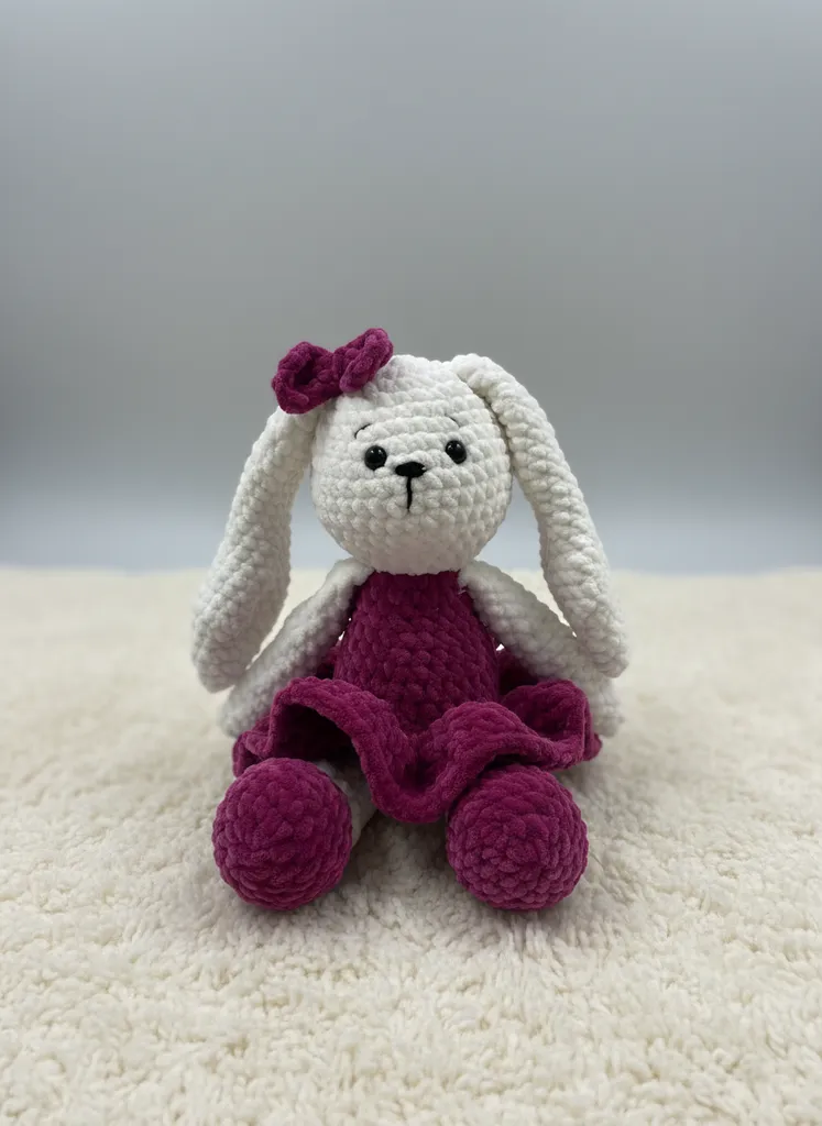 Beyaz Amigurumi Tavşan Oyuncak - Mor Elbise ve Fiyonklu - El Emeği