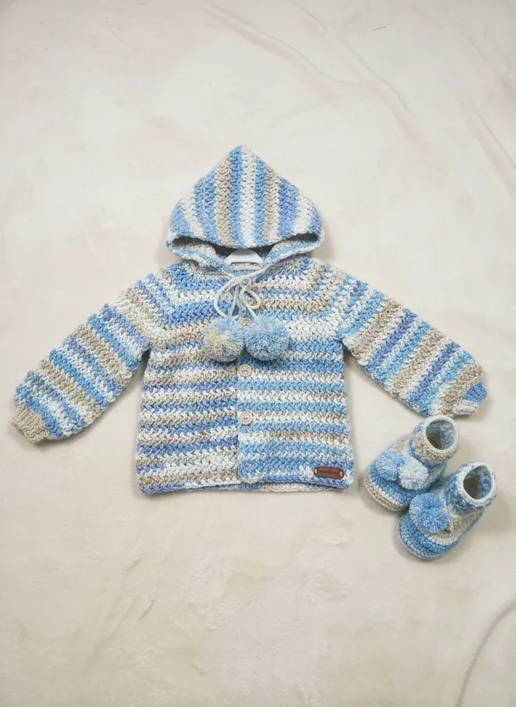 Mavi Batik Desenli Kapüşonlu Bebek Hırka Ve Örgü Patik Seti
