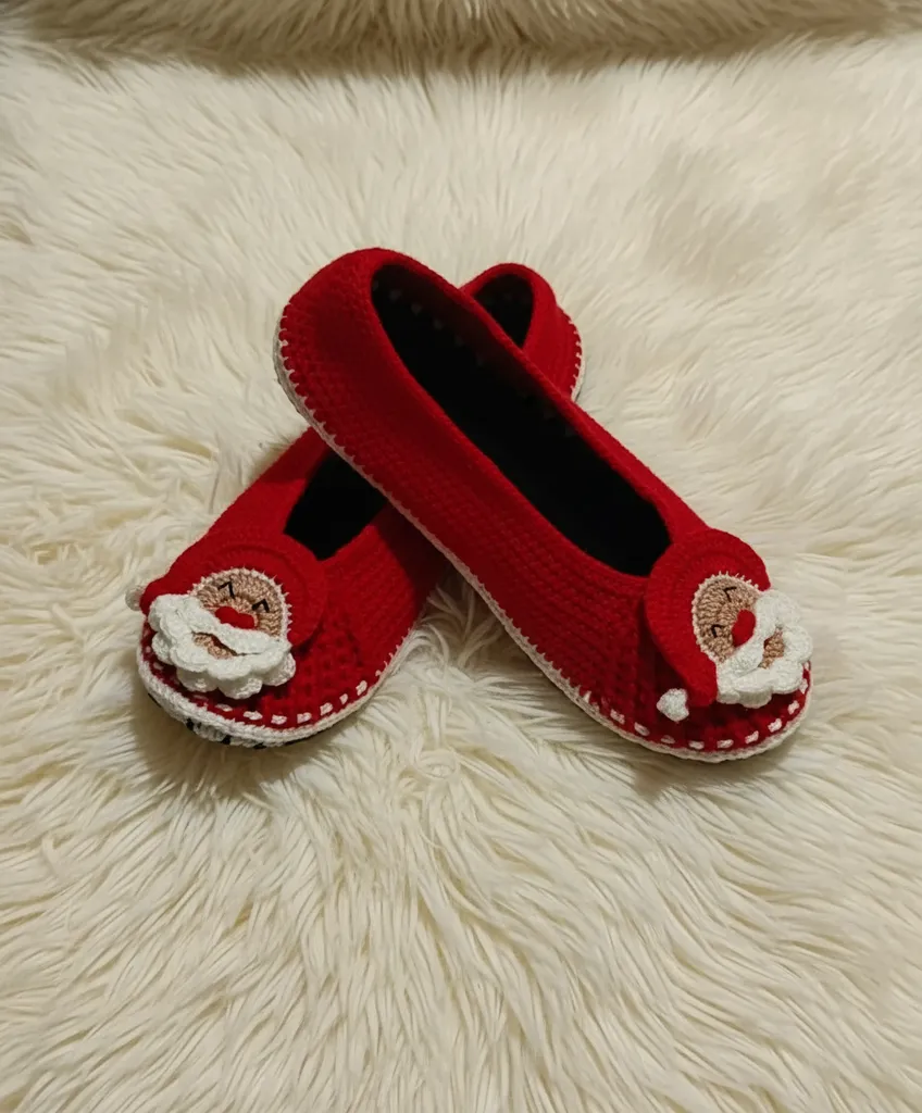 Kırmızı Noel Baba Figürlü Örgü Patik - Yeni Yıl Konsepti