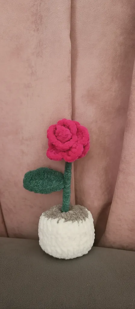 Pembe Gül Desenli Krem Saksıda Örgü Dekoratif Çiçek - El Yapımı