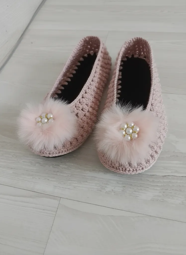 Pembe Örgü Ev Patiği - Ponpon Detaylı, Keçe Tabanlı - El Emeği