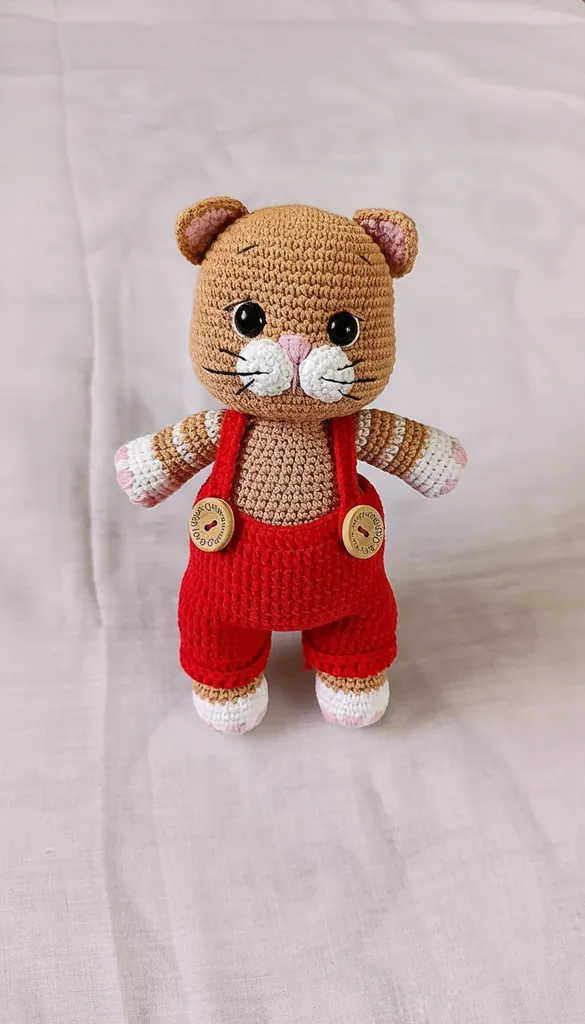 Örgü Oyuncak Kedi - Kırmızı Tulumlu ve Düğmeli, El Emeği