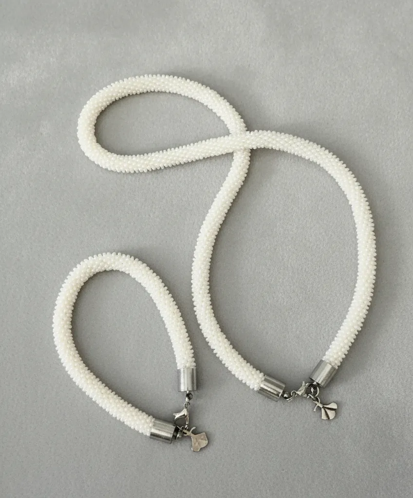 Beyazın Sade Şıklığı ile Tasarlanmış Boncuk Kolye Bileklik İkilisi...