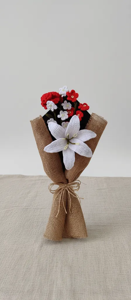 Örgü Karanfil ve Lilyum Buketi - Jüt Kumaş Kaplı - El Emeği