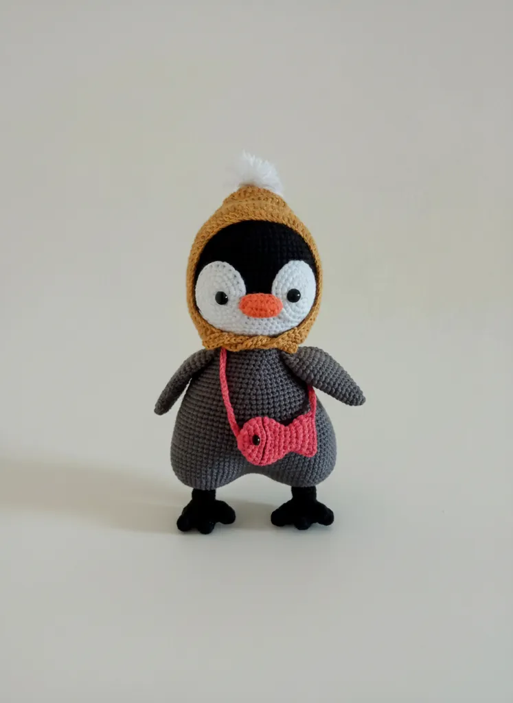 Örgü Penguen Oyuncak - Turuncu Şapkalı ve Balıklı Çantalı