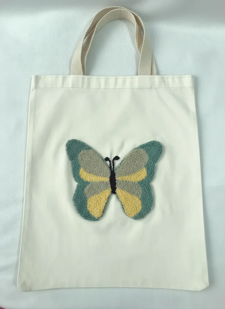 Punch Nakışlı Kelebek Desenli Krem Bez Çanta - El Yapımı