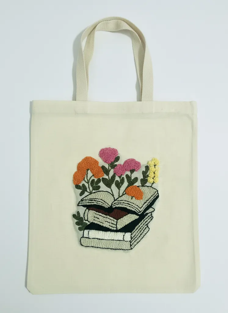 Kitap ve Çiçek Desenli Punch Nakışı Bez Çanta - El Yapımı