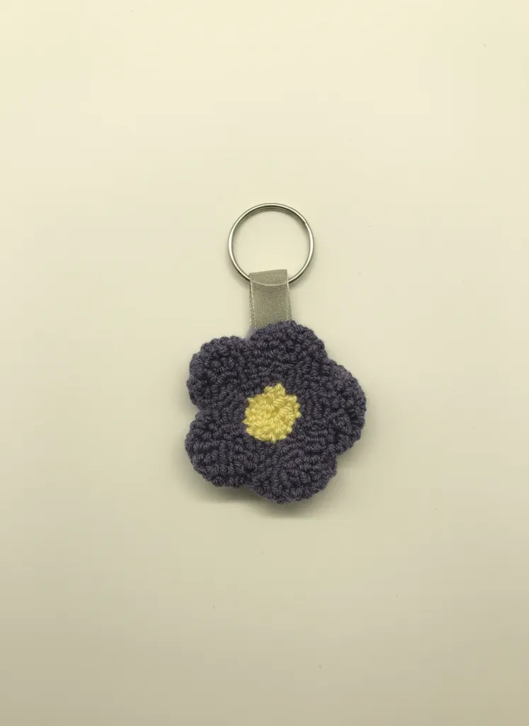 Mor ve Sarı Çiçek Motifli Punch Nakışlı Anahtarlık - El Emeği