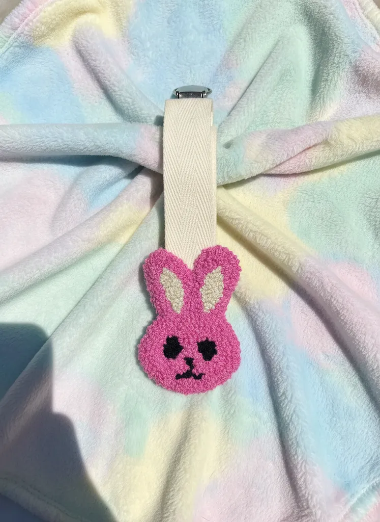 Tavşanlı Punch Nakış Detaylı Bebek Emzik Askısı - El Emeği