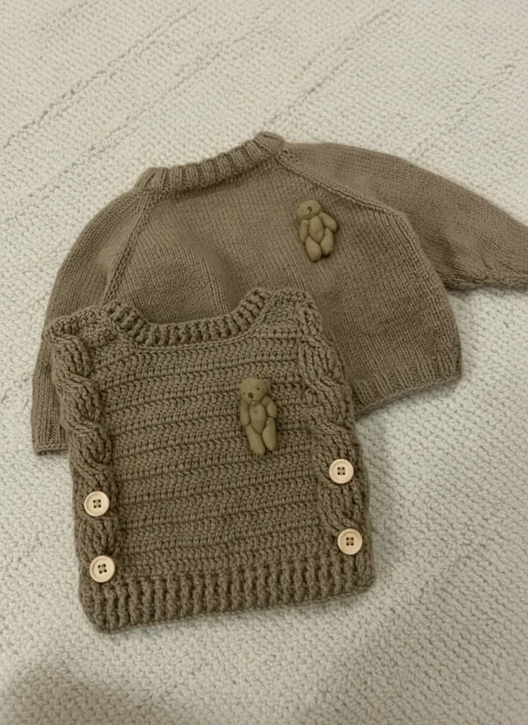 Kahverengi Ayıcık Detaylı Örgü Kazak ve Süveter Bebek Takımı