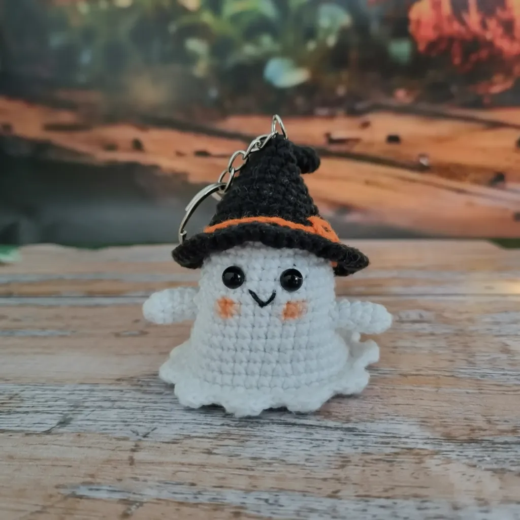 Cadılar Bayramı Temalı Örgü Hayalet Anahtarlık - El Yapımı Amigurumi