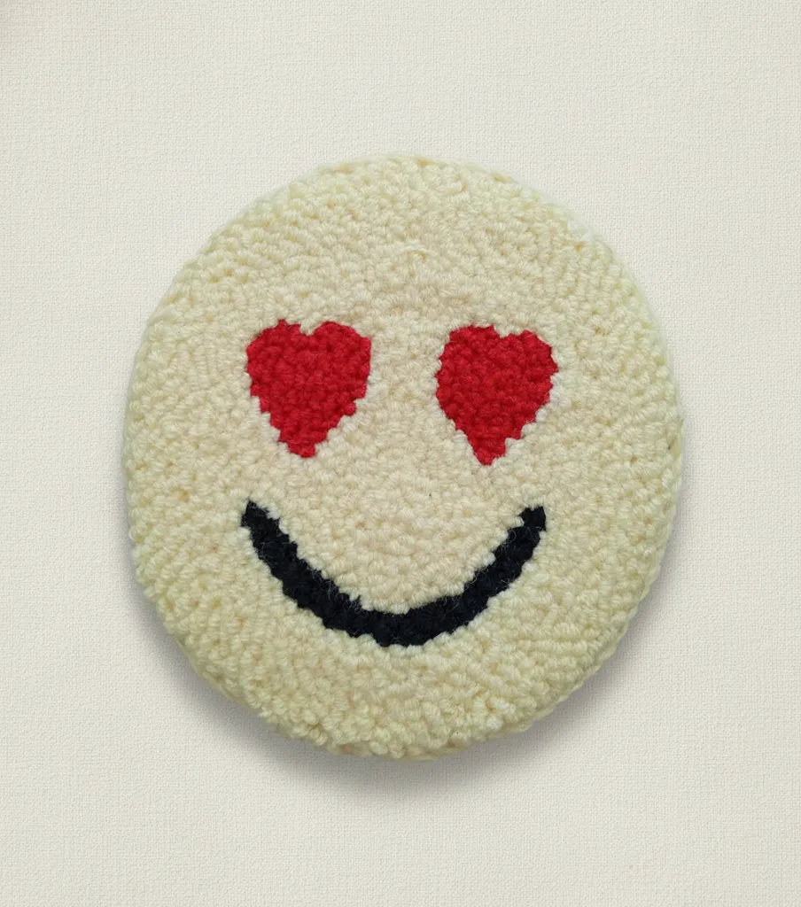 Krem Rengi Kalp Gözlü Gülen Yüz Punch Nakışı Bardak Altlığı